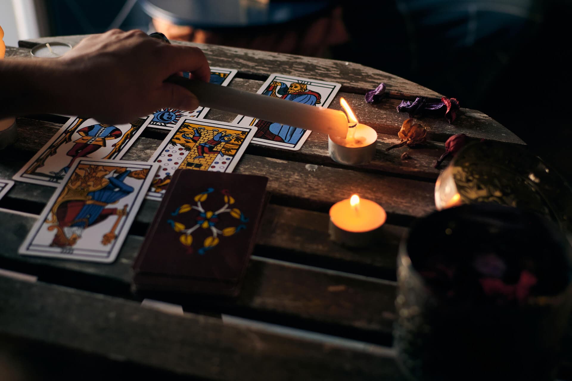 Guide Complet des Précautions pour le Tarot en 2025